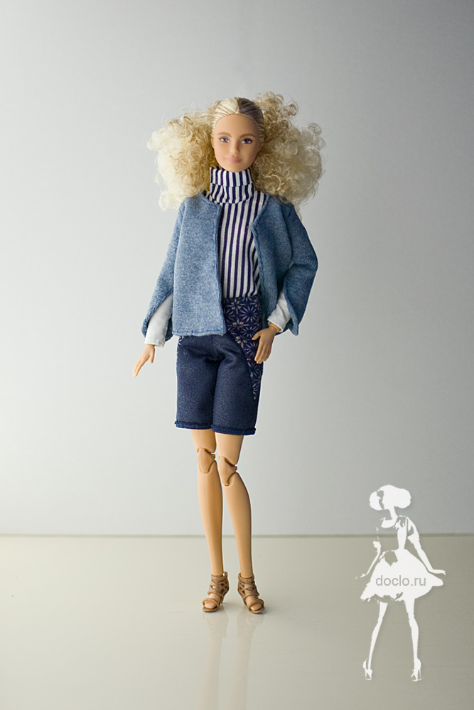 Фотография куклы барби в полный рост в шортах, кофте и рубашке