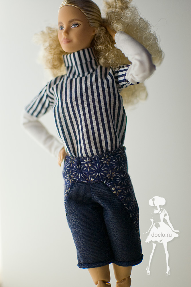 Приближенная фотография куклы барби в шортах и рубашке
