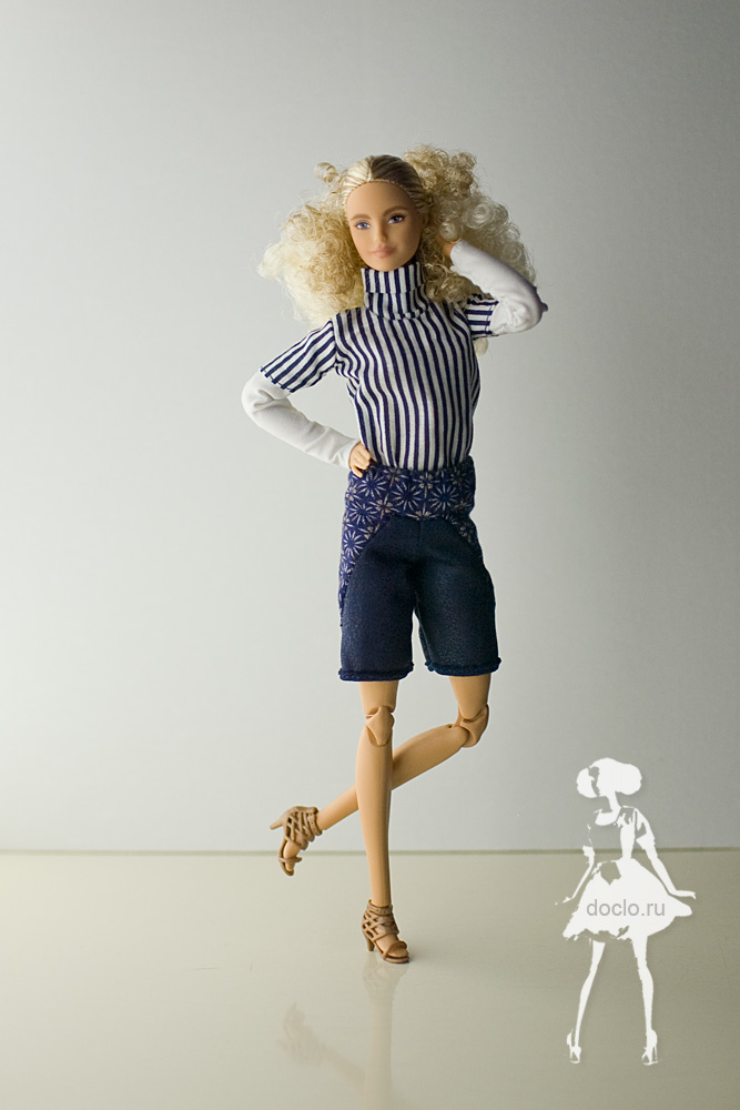 Фотография barbie в шортах и рубашке