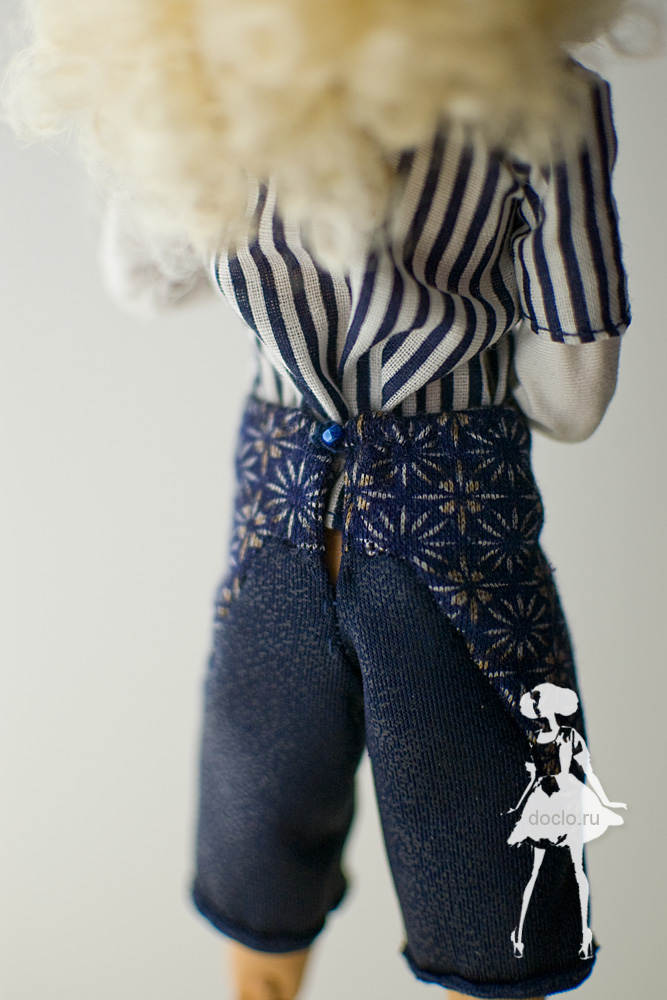 Фотография куклы barbie в шортах и рубашке, вид сзади, приближенный