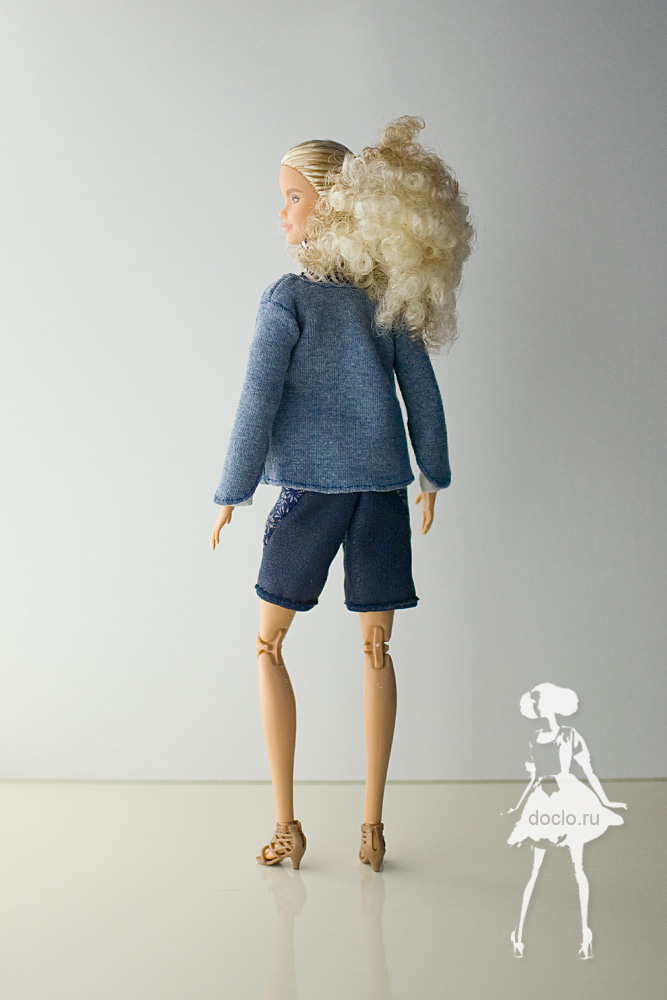 Фотография куклы barbie в полный рост в шортах, кофте и рубашке, вид сзади