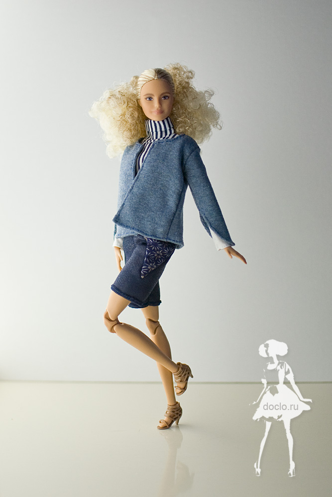 Фотография куклы barbie в полный рост в шортах, кофте и рубашке