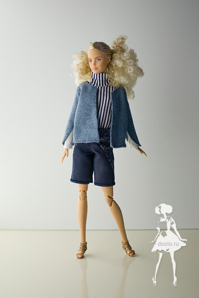 Фотография куклы барби в шортах, рубашке и кофте