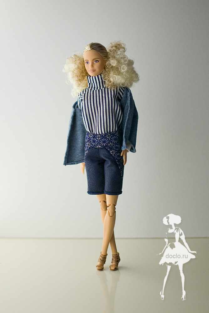 Фотография опущенной кофты на плечи на кукле барби
