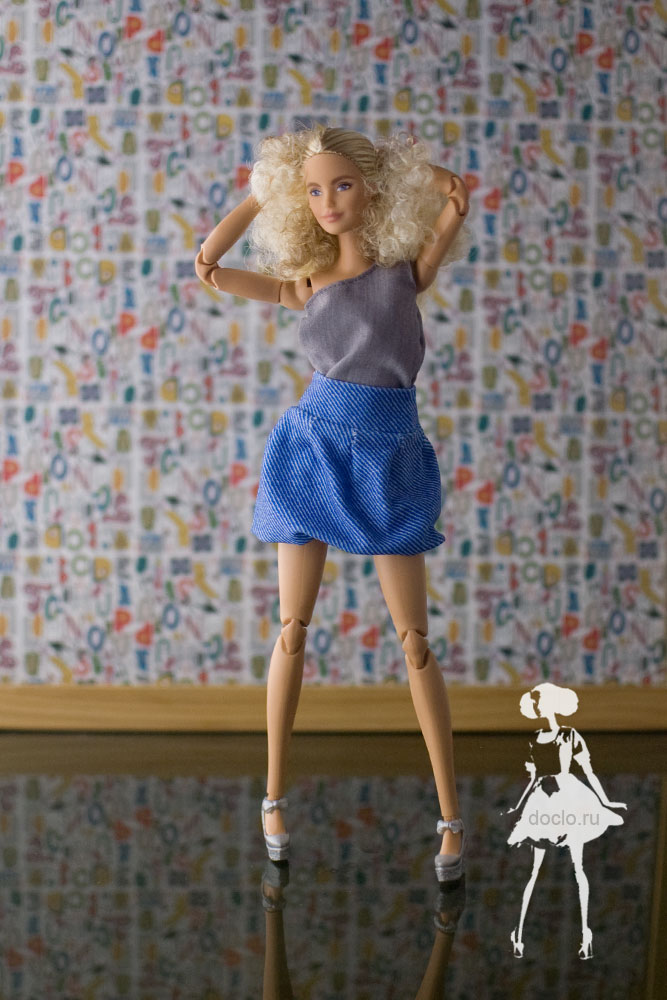 Фотография куклы barbie во весь рост в объемной юбке и майке на одно плечо