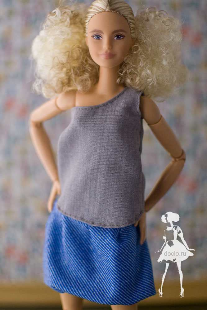 Фотография куклы барби увеличенная, юбка и майка с оголенным плечом