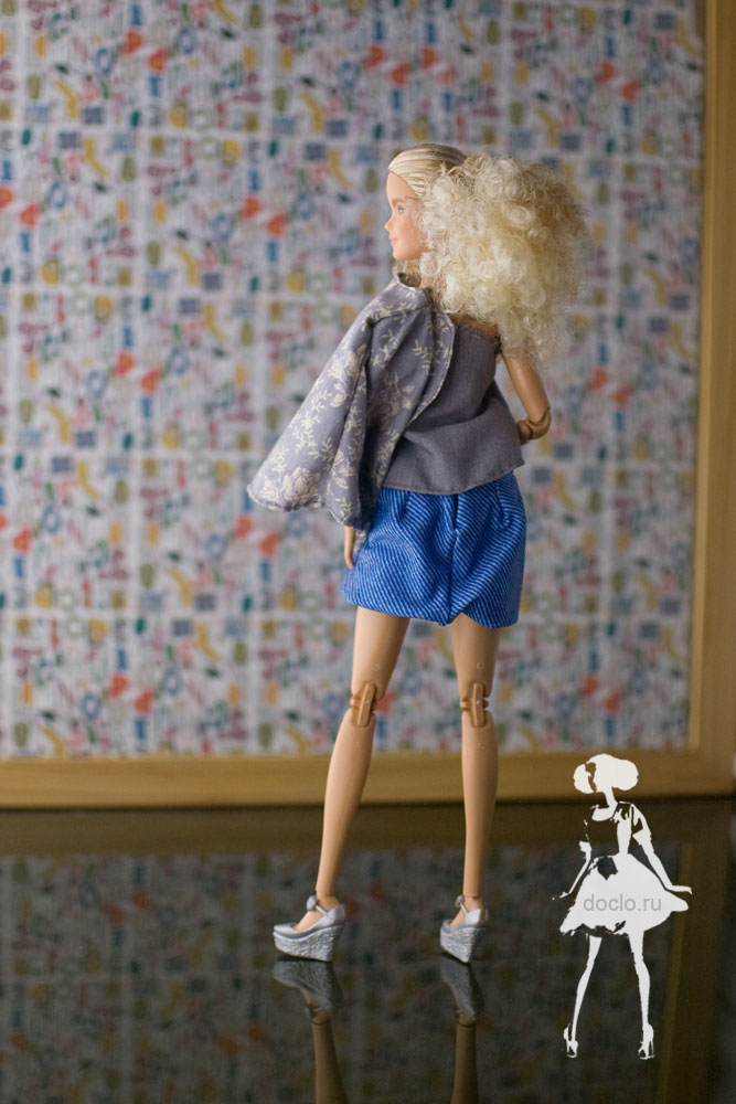 Фотография куклы барби в полный рост сзади в юбке, майке и жакете