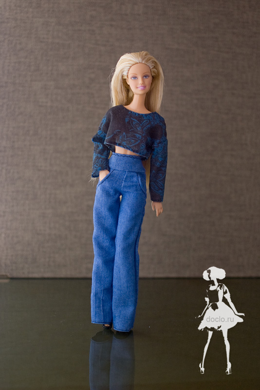 Фотография куклы барби коротком топе и джинсах