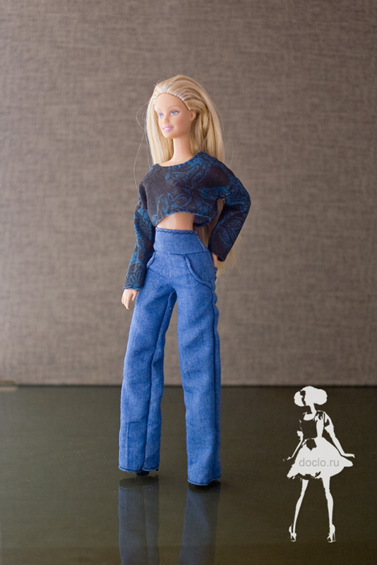 Фотография куклы барби в полный рост в джинсах с высокой талией и коротком топе