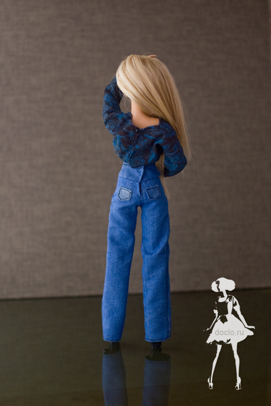 Фотография куклы барби в полный рост в джинсах с высокой талией и коротком топе, вид сзади