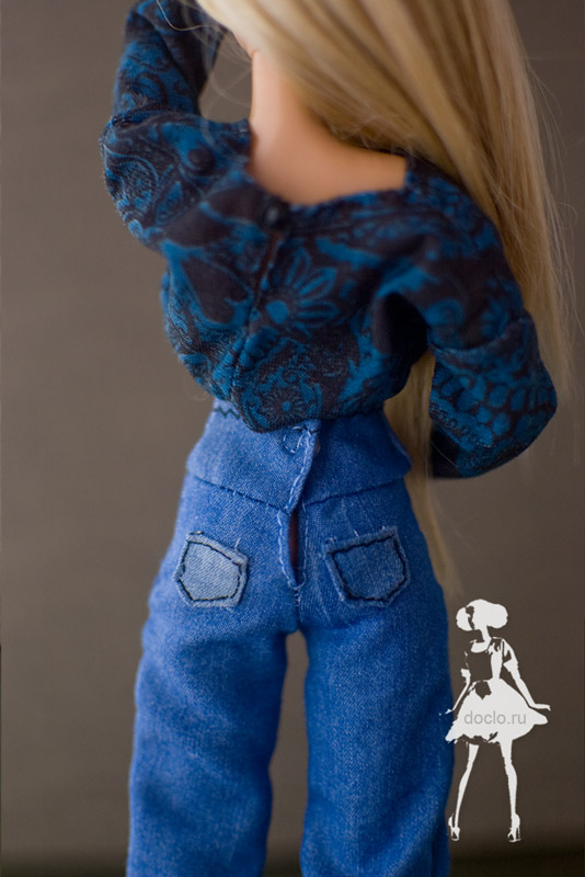 Фотография куклы барби увеличенная, вид сзади джинс с высоким поясом