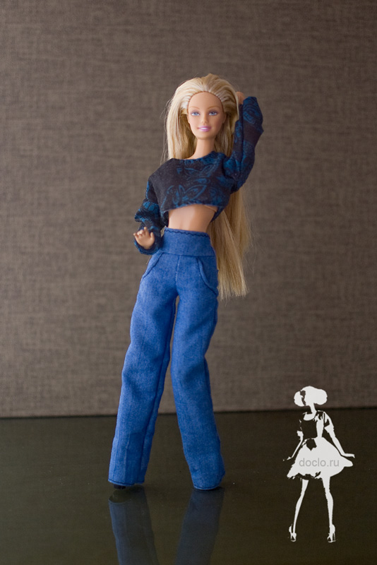 Фотография куклы барби в полный рост в джинсах с высокой талией и коротком топе