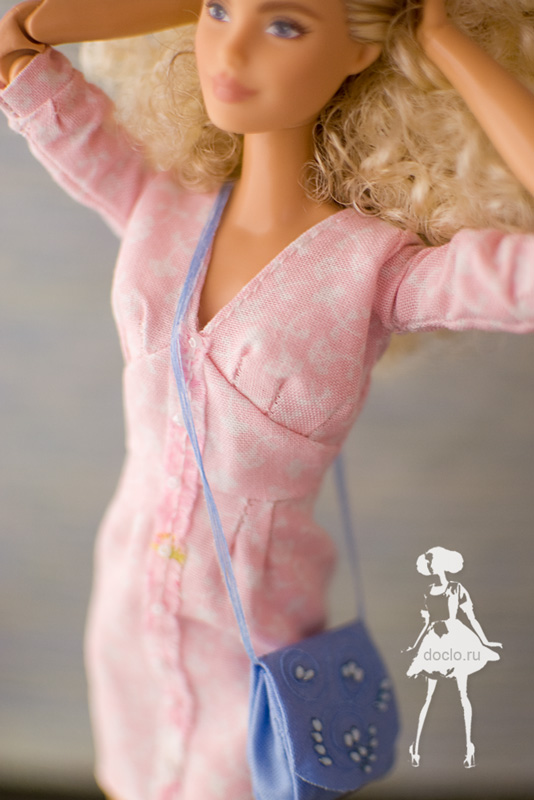 Увеличенная фотография куклы барби в коротком платье с драпировкой, с сумкой