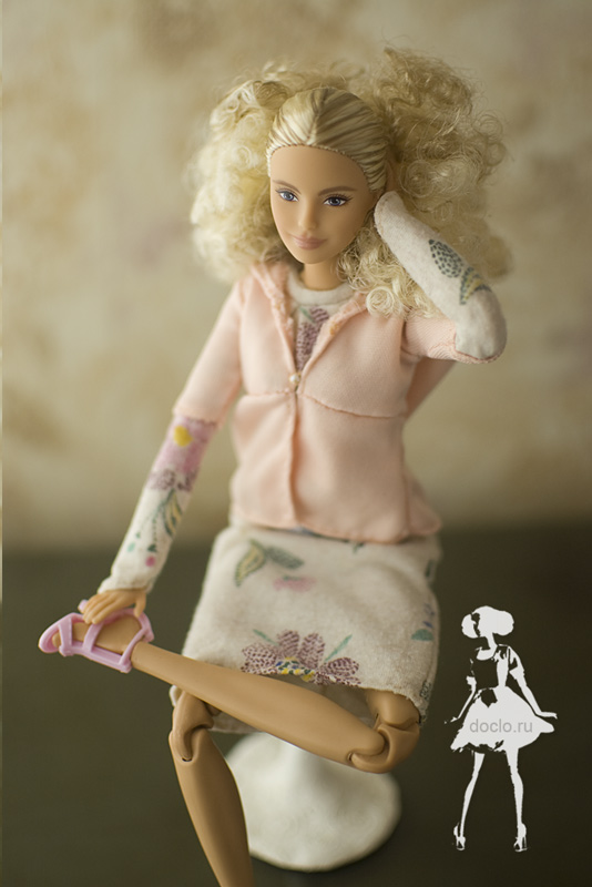 Фотография куклы барби в платье миди в свободном стиле и кофточке с капюшоном на стуле