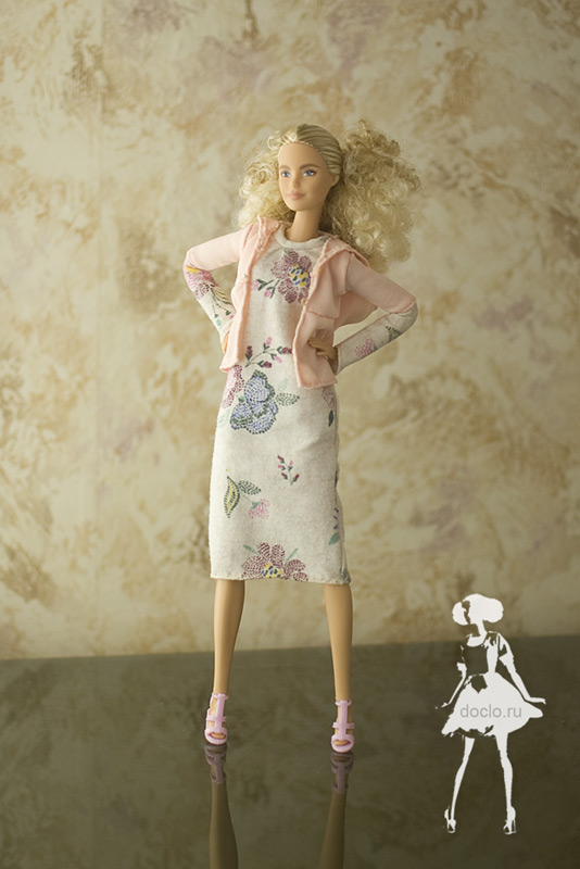 Фотография куклы барби в платье миди в свободном стиле и кофточке