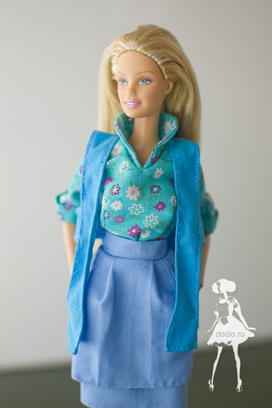 Фотография куклы барби в рубашке реглан, двухслойной юбке и безрукавке, приближенная