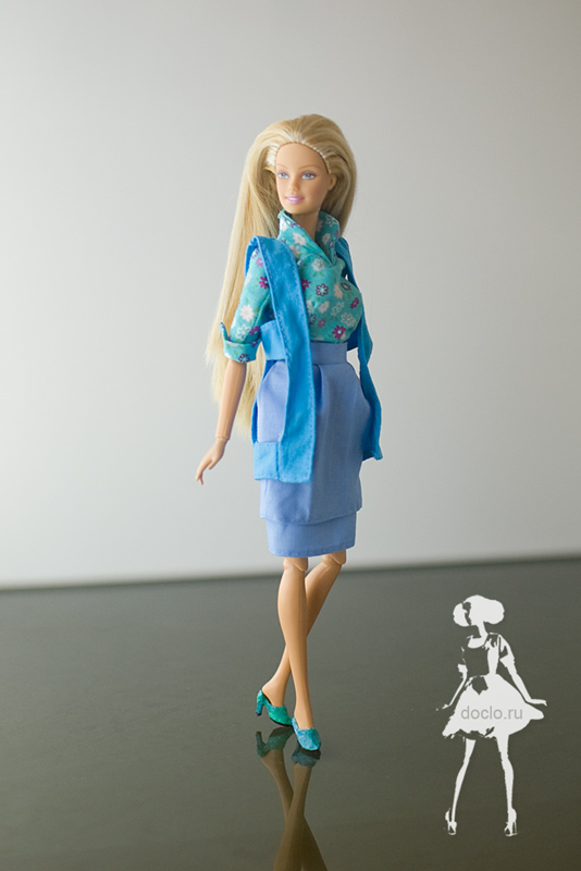 Фотография куклы барби в рубашке реглан, двухслойной юбке и безрукавке