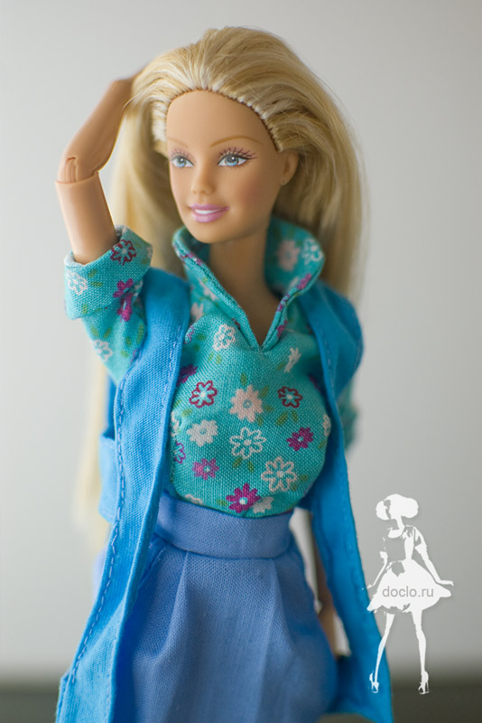 Кукла барби в рубашке реглан, двухслойной юбке и безрукавке, приближенная фотография
