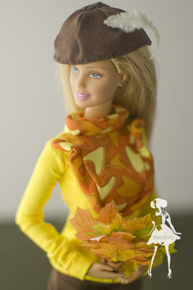 Увеличенная фотография куклы барби в блузе с рюшами, в брюках и берете с кленовыми листиками