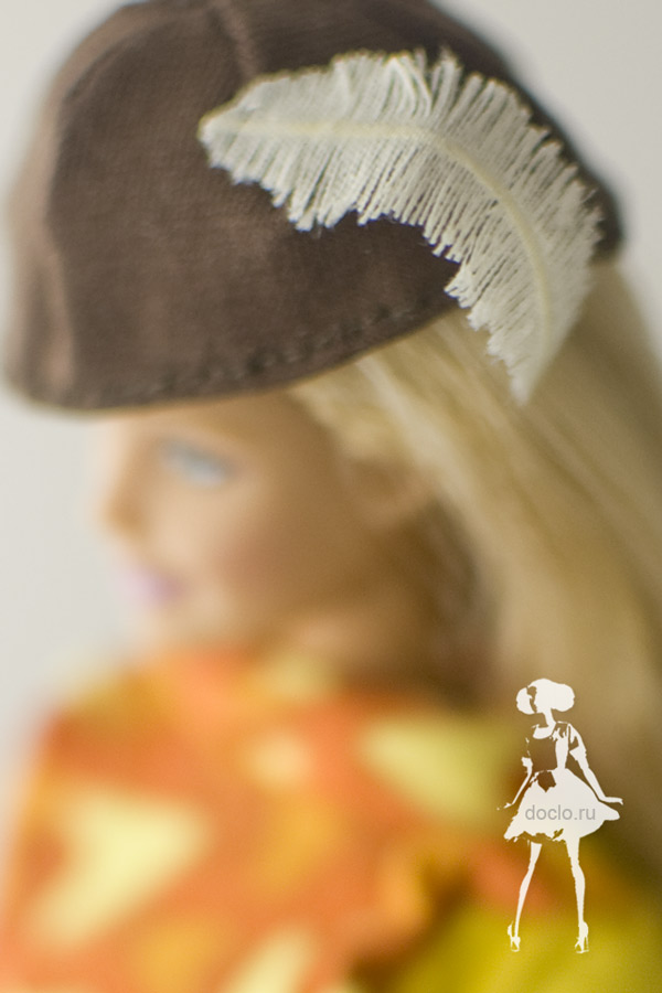 Увеличенная фотография пера из распущенной ткани на берете для куклы барби