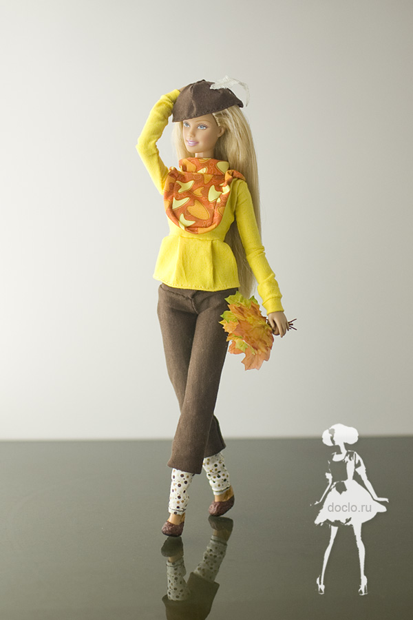Фотография куклы барби в блузе с рюшами, брюках с подворотом и берете