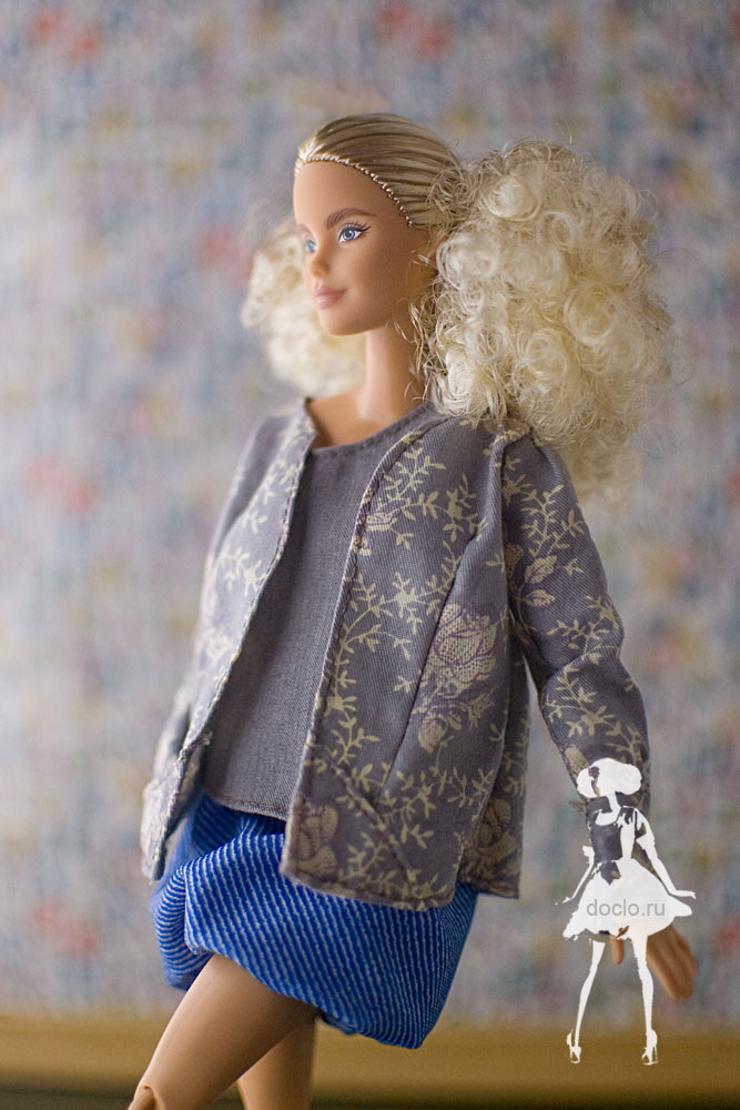 Фотография куклы barbie, увеличенная фотография жакета и майки на одно плечо